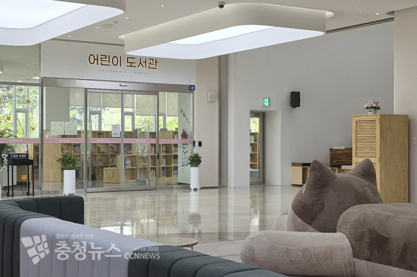 논산 미래광장 2층 어린이도서관