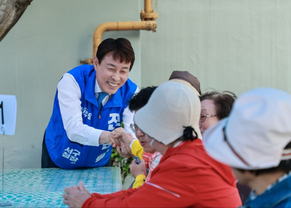 어르신들과 인사하는 전문학 대전 서구청장 후보 (사진= 전 후보 캠프 제공)