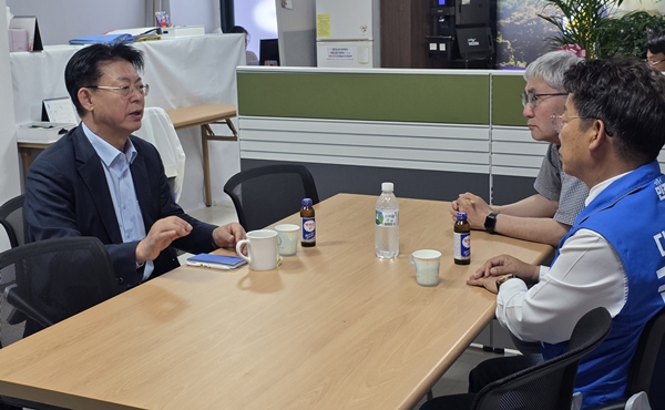 맹수석 대전교육감 예비후보(왼쪽)가 더불어 민주당 김찬술 대덕구청장 예비후보와 대덕구 지역 교육에 대한 이야기를 나누고 있다.