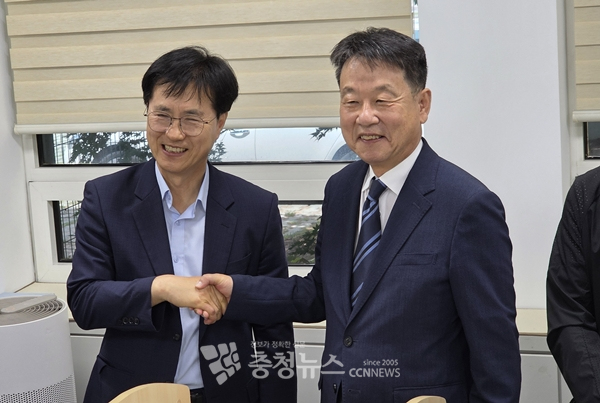 성광진 대전교육감 후보(왼쪽)와 김한수 전 배재대 부총장