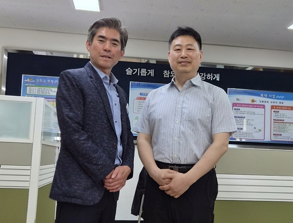 조윤형 오정중학교 교장(왼쪽)과 강상규 졸업생.