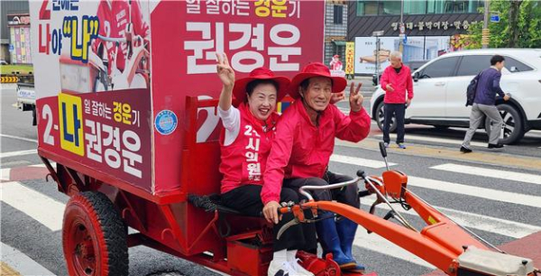 권경운 공주시의원 후보가 경운기를 몰고 선거운동을 펼치고 있다 / 권경운 후보 제공