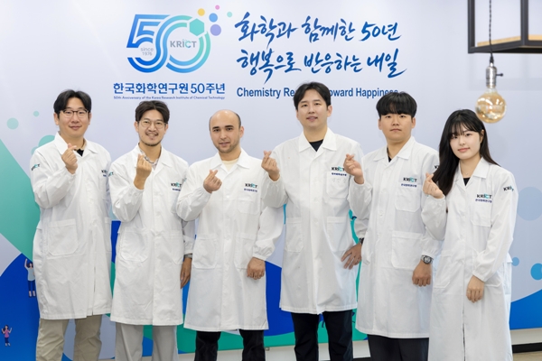 화학연 연구진. 왼쪽부터 박지훈, 이진희 책임연구원, 루스탐율다셰프(Rustam Yuldashev) 화학연-UST 학생연구원, 김민철선임연구원, 곽종민, 남원빈 석사후연구원
