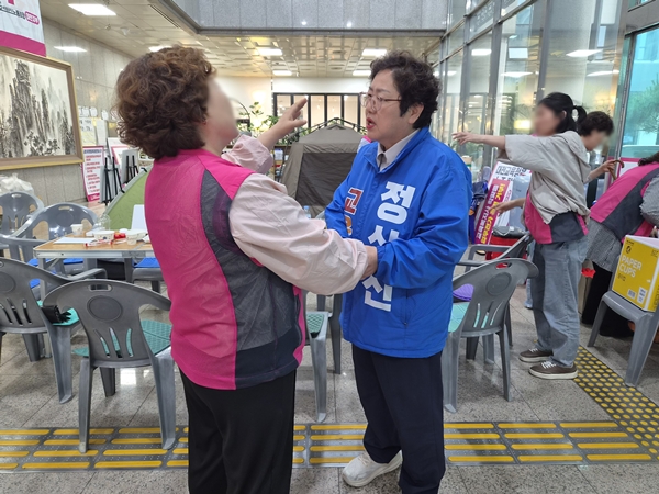 대전교육청 로비에서 쟁의행위 중인 학비노조를 찾아간 정상신 대전교육감 후보(오른쪽)