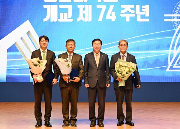 제8회 충대를 빛낸 동문상 시상식. 왼쪽부터 최성아 동문, 임재찬 동문, 김정겸 총장, 성낙전 동문.