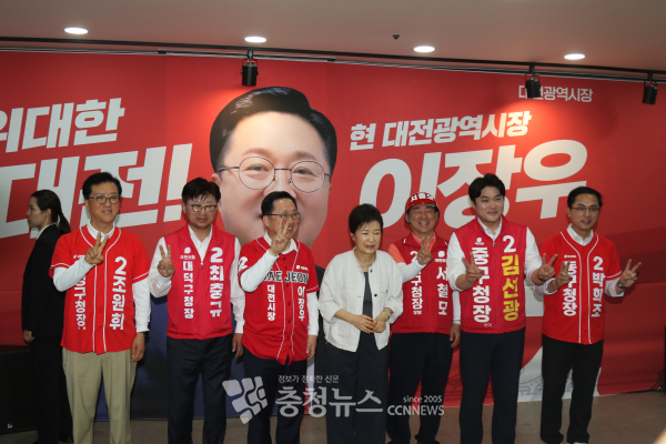 (왼쪽부터) 국민의힘 조원휘 유성구청장 후보, 최충규 대덕구청장 후보, 이장우 대전시장 후보, 박근혜 전 대통령, 서철모 서구청장 후보, 김선광 중구청장 후보, 박희조 동구청장 후보.