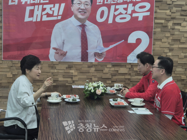 차에 올라탄 뒤 시민들에게 인사하고 있다.