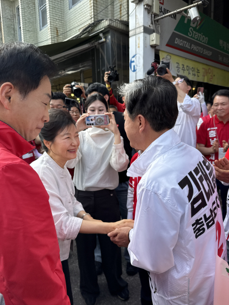 공주산성시장에서 박근혜 전 대통령과 국민의힘 김태흠 충남지사 후보가 손을 맞잡고 있다.