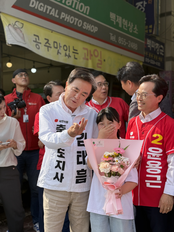 국민의힘 김태흠 충남지사 후보(왼쪽)과 윤용근 국회의원 후보가 어린이와 기념사진을 찍고 있다.