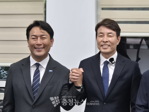 (우측부터) 더불어민주당 전문학 대전 서구청장 후보, 조국혁신당 유지곤 후보.<br>