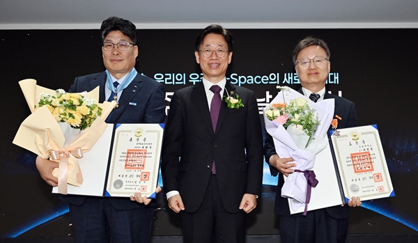 충남대 허환일 교수(오른쪽 첫번째)가 과학기술포장을 수상했다.