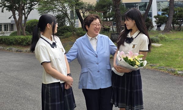 정상신 대전교육감 후보(가운데)와 대전성모여고 학생들