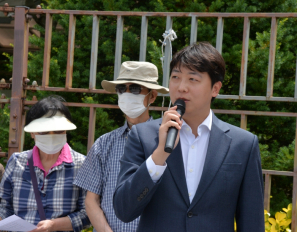 아름동 상인들을 대표해 발언대에 선 문찬우 씨<br>