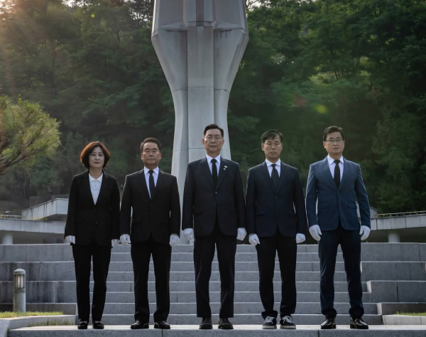 더불어민주당 소속 대전 중구 지역 일부 당선자들이 선거 다음날인 4일 오전 7시에  보훈공원 참배를 마친 뒤 기념촬영을 하고 있다. (왼쪽부터) (사진=조성칠 대전시의원 당선인 SNS 갈무리)
