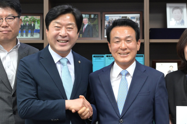 백성현 논산시장과 황명선 국회의원이 악수하며 활짝 웃고있다. / 사진 백성현 시장 페이스북