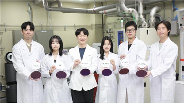 기계연, 플라즈마 AI지능화 시스템으로 얻은 원자층 제어된 6인치 WS2를 김형우 박사연구팀이 들고있음(왼쪽부터 최성일 박사과정, 변수지 석박통합, 김형우 박사, 고은서 석박통합, 김성호 석박통합, 조동현 박사후연구원)