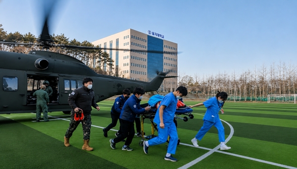 의정부을지대학교병원 의료진이 군 헬기로 이송된 환자를 응급실로 긴급 이송하고 있다.