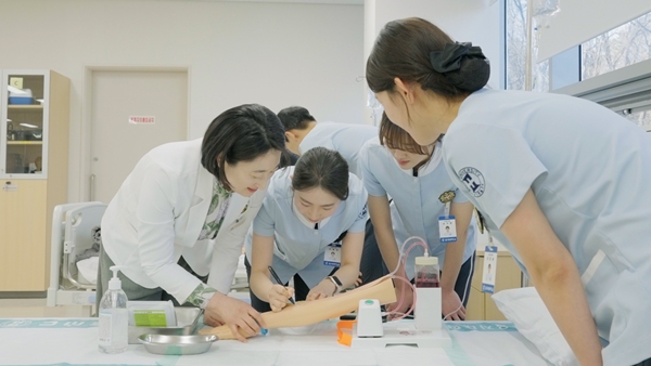 을지대학교 간호학과 학생들이 실습을 하고 있다.