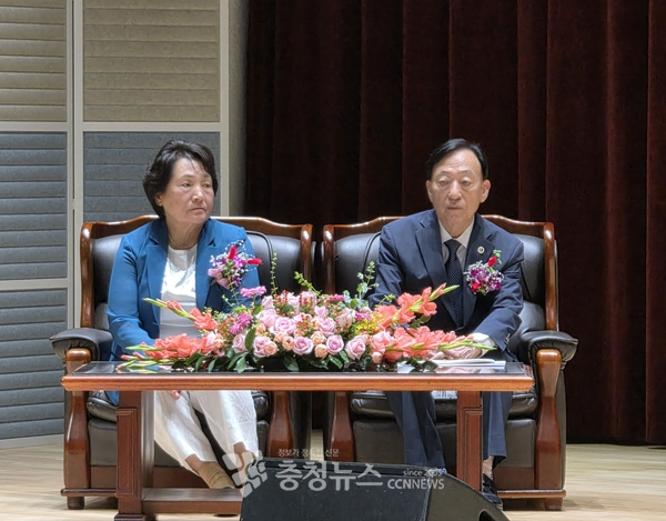 설동호 대전교육감(오른쪽)과 배우자 강기중 여사.