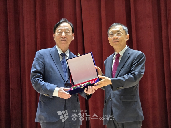 설동호 대전교육감(왼쪽)이 전진석 부교육감으로부터 송공패를 전달받고 있다.