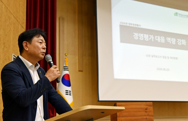 행사중에 발언하는 aT 김창국 부사장