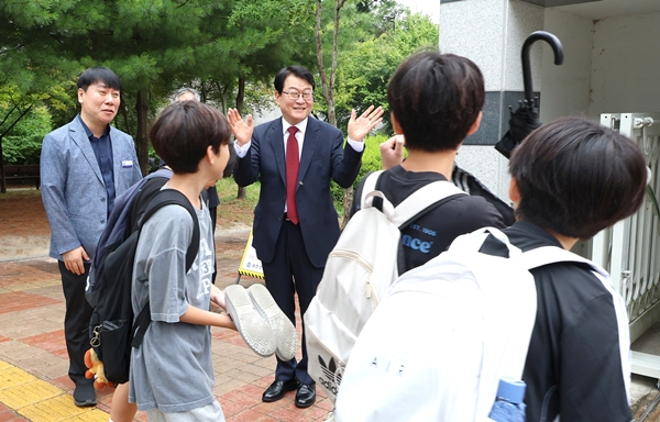 1일 대전선유초에서 학생 등교를 맞이하는 오석진 대전교육감