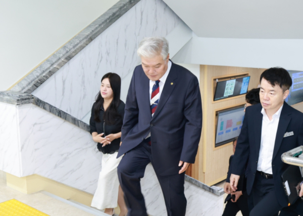 문정우 군수가 취임식을 갖고 군청으로 출근하고 있다 / 금산군 제공