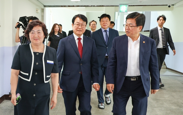 최교진 교육부 장관(오른쪽)과 오석진 대전교육감(가운데).