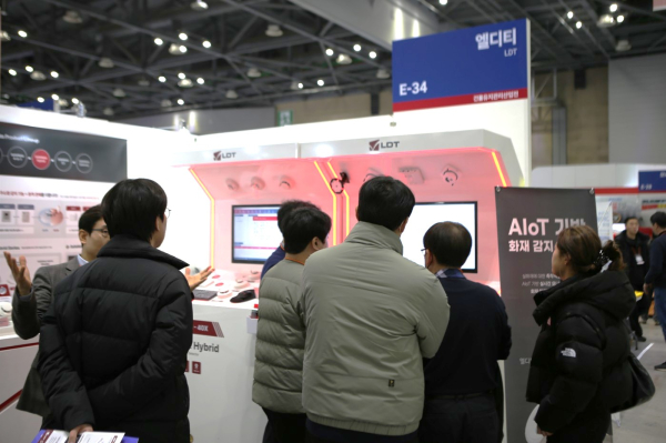 엘디티 부스에서 방문객들이 AIoT 기반 무선 화재 조기 감지 솔루션 ‘Safemate’의 실시간 관제 화면과 감지 시스템 시연을 살펴보고 있다./ 사진=엘디티 제공