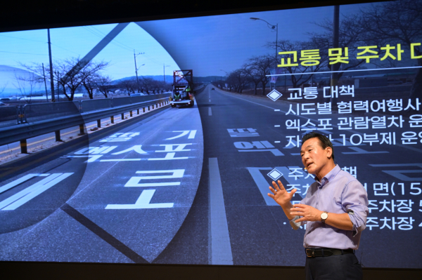 직접 프레젠테이션 설명에 나선 백성현 논산시장