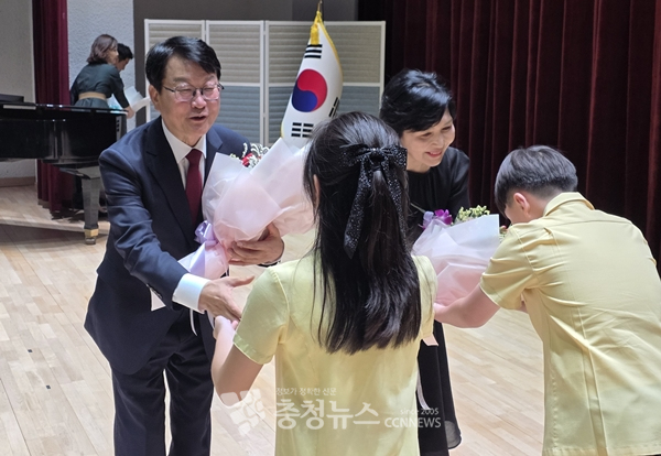 학생들로부터 꽃다발 받는 오석진 대전교육감 부부