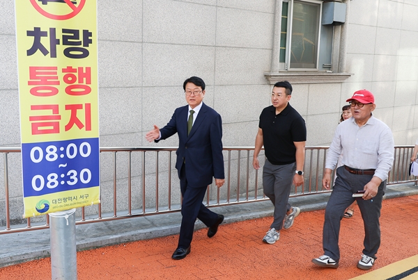 백운초 통학로 걸어보는 오석진 대전교육감