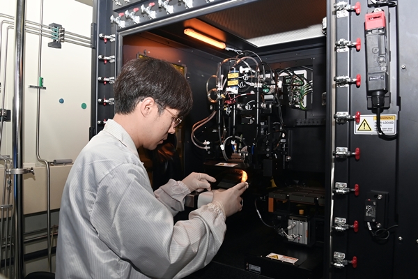 ETRI 연구진이 산업용 잉크젯 프린팅 장비를 이용해 단일 기판 적층형 QD-OLED 패널을 제작하는 모습