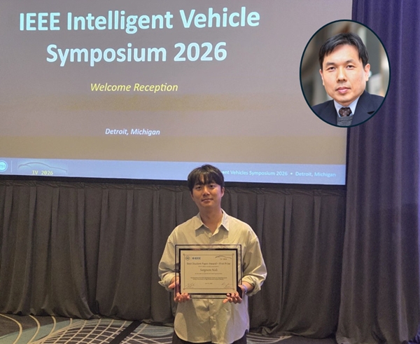 2026 IEEE Intelligent Vehicles Symposium에서 최우수 학생논문상을 수상한 제1저자 나성원 박사과정. 우상단은 심현철 교수.