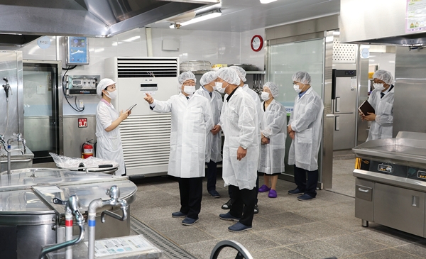 오석진 대전교육감이 대전태평중을 찾아 학교급식 현장 점검에 나섰다.