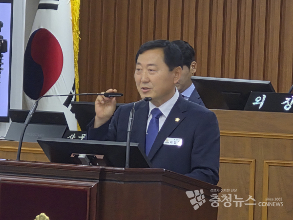 전반기 의장에 선출된 이건창 의원
