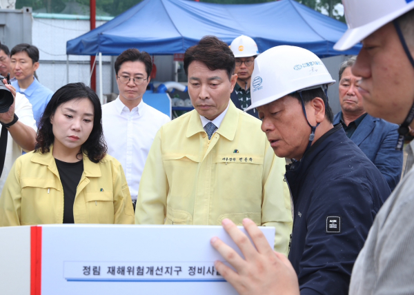 6일 전문학 청장이 정림자연재해위험개선지구를 살피고 있다(서구청 제공)
