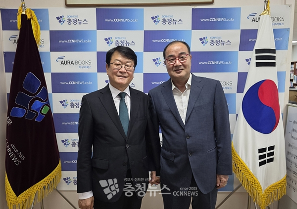오석진 대전교육감(왼쪽)과 충청뉴스 김거수 대표