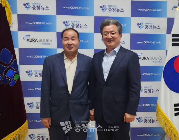 (우측부터) 정용래 대전 유성구청장, 김거수 충청뉴스 대표