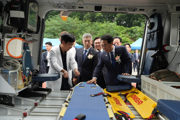 고찬영 충남권역응급의료센터장으로부터 닥터헬기에 대한 설명을 듣고있다