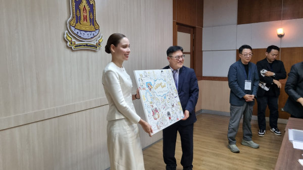 참가 작가들의 캐릭터 그림 선물을 받는 태국 문화부장관