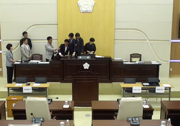 대전 동구의회 여야 의원들이 의장석에서 충돌하고 있다. (동구의회 유튜브 화면 갈무리)<br>