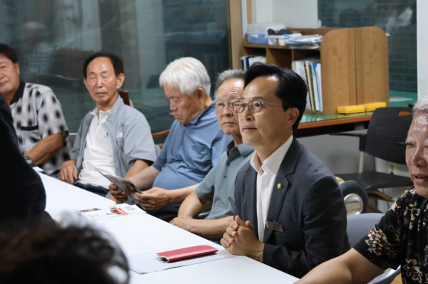 정안면 마을회관서 간담회를 가진 윤용근 국회의원