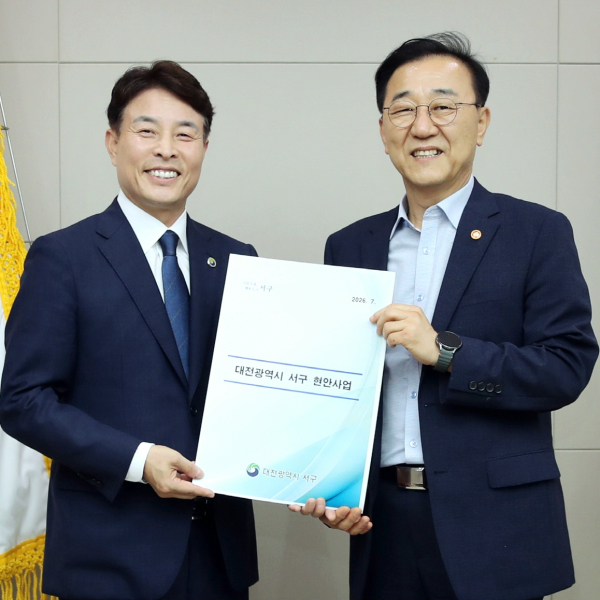 (왼쪽부터) 전문학 서구청장, 김윤덕 국토교통부 장관