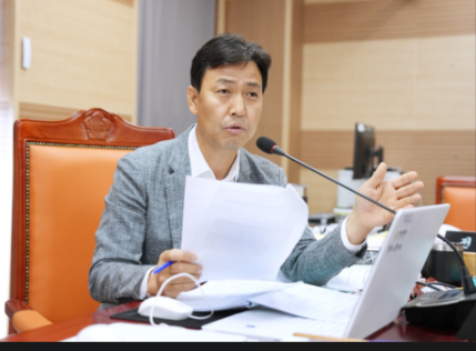 제259회 제1차 정례회 중 행감에 집중하는 명노봉 의원
