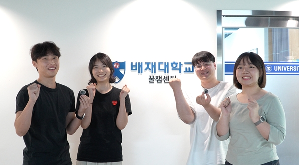 지난해 배재대 아아디어톤대회에서 대상을 차지한 남예솔(간호학과), 주민화(심리상담학과), 김정수(심리상담학과), 신기섭(레저스포츠학과) 학생 팀이 청년 기업인과 ‘지역상권 활성화 청년 마케팅 프로젝트’를 추진하며 파이팅을 외치고 있다. 배재대 제공