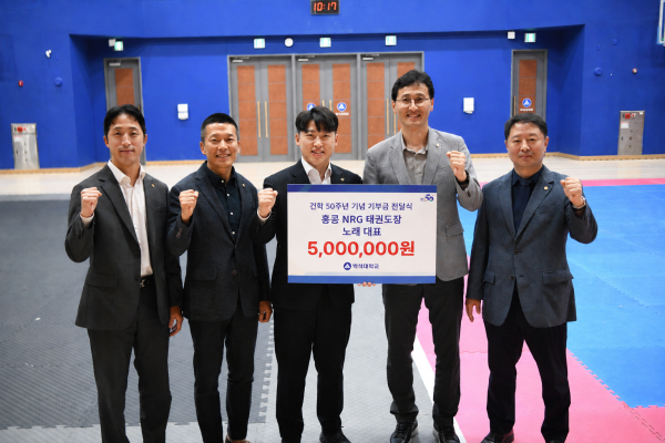 발전기금 전달 기념촬영 (왼쪽에서 3번째 홍콩 노래 대표, 4번째 스포츠과학부 오명진 학부장)