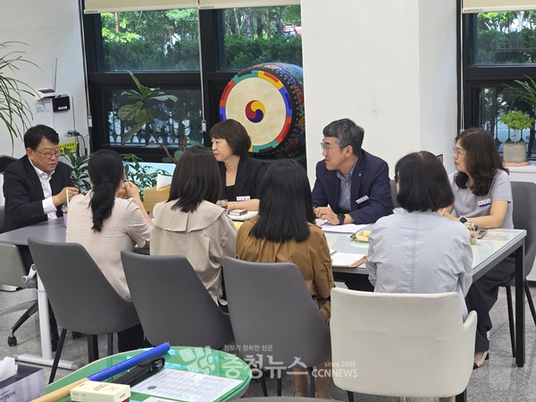 오석진 대전교육감(왼쪽)이 교육청 민원봉사실 담당자들과 담소를 나누고 있다.