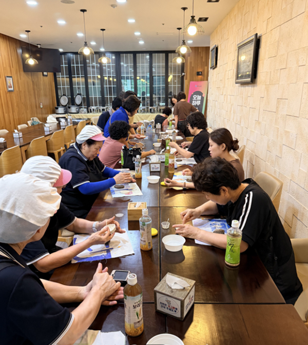 28일, 한국기술교육대 2캠퍼스에서 진행된 도예 체험.