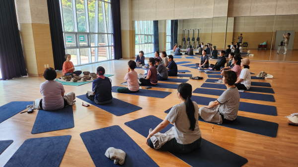 29일, 본교 실내체육관에서 진행된 ‘싱잉볼 명상’ 프로그램 장면
